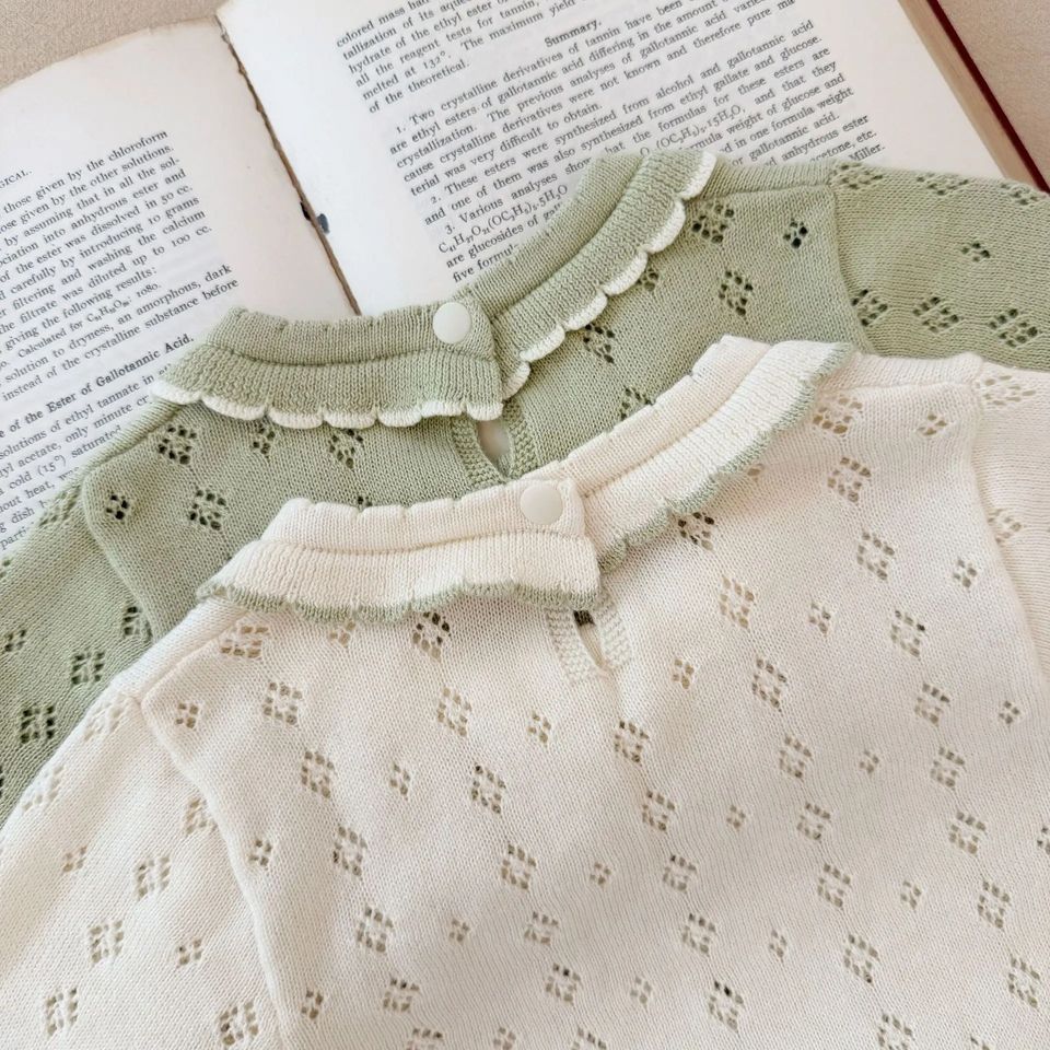 MiniBelle – Elegant & zart – Gestricktes Babykleid mit Rüschenverzierung