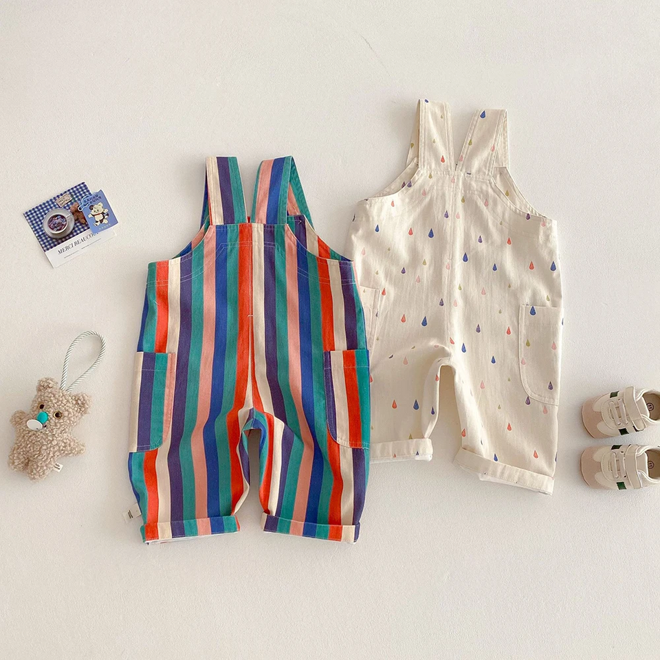 TinyStyle – Verspielt & bequem – Kinder-Latzhose mit Aufdruck