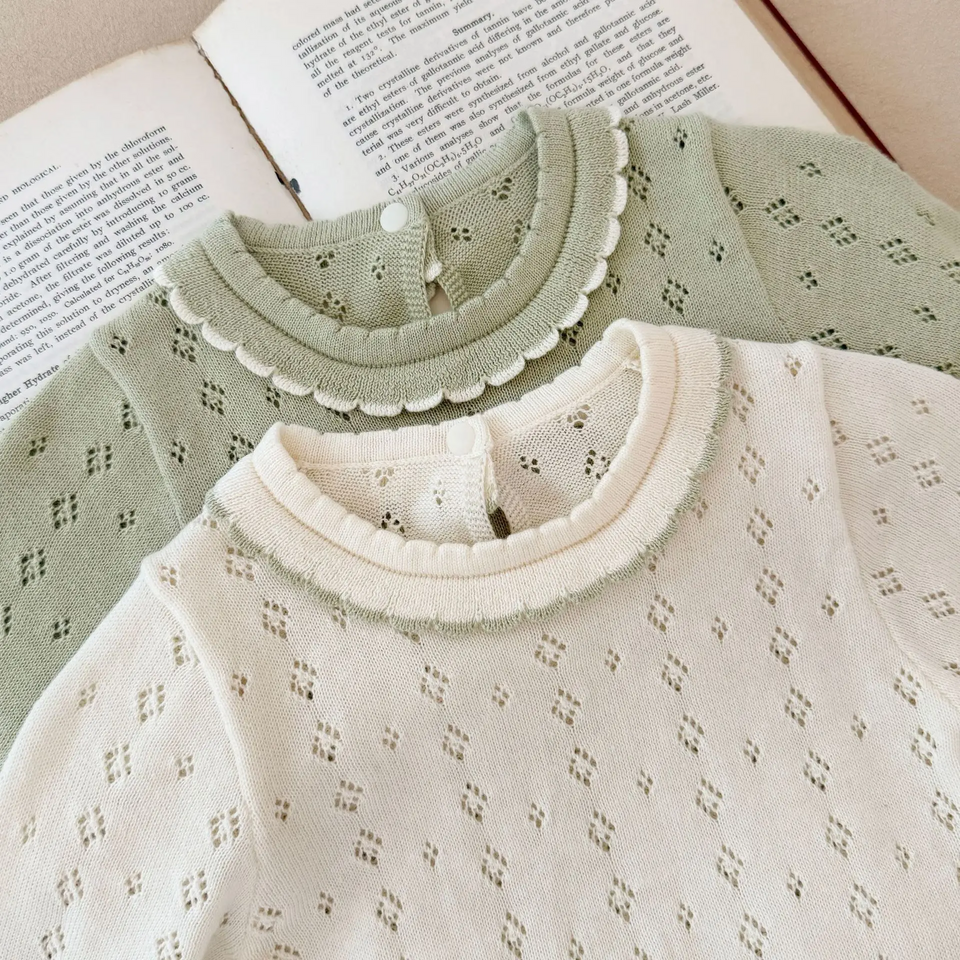 MiniBelle – Elegant & zart – Gestricktes Babykleid mit Rüschenverzierung