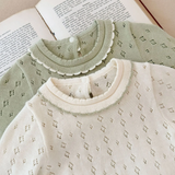 MiniBelle – Elegant & zart – Gestricktes Babykleid mit Rüschenverzierung