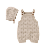 MiniCozy – Weich & bequem – Gestrickte Baby-Latzhose mit Mütze