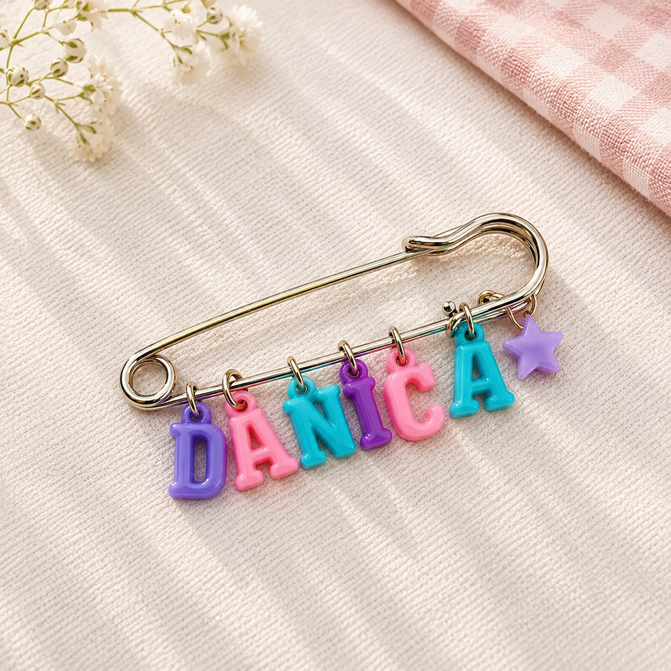 Personalized Charm Pin – Persönlich & stilvoll – Namensbrosche
