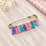 Personalized Charm Pin – Persönlich & stilvoll – Namensbrosche