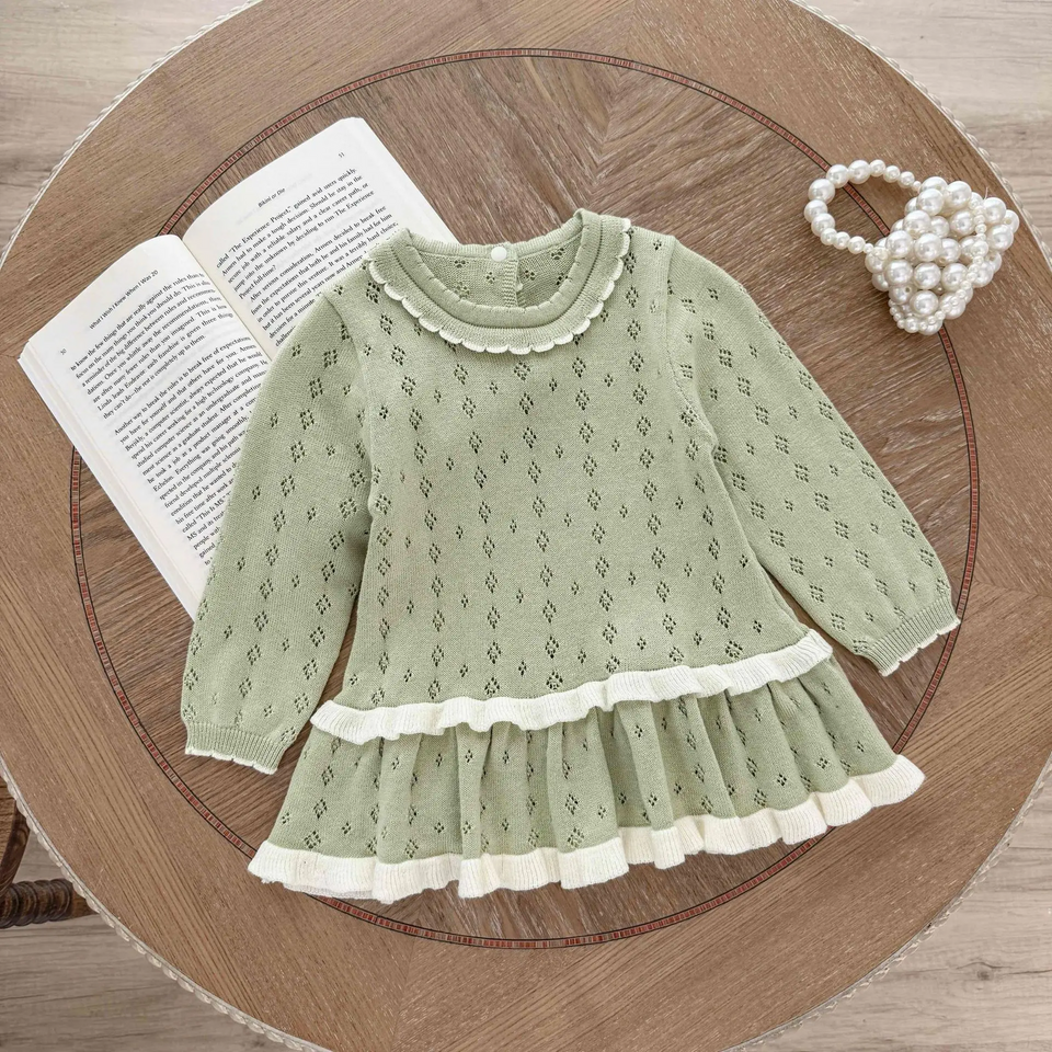 MiniBelle – Elegant & zart – Gestricktes Babykleid mit Rüschenverzierung