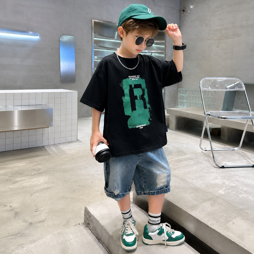 CoolBoys – Cool & bequem – Outfit für Jungen mit T-Shirt und Jeans-Shorts