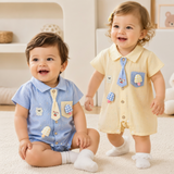 KiddoStyle – Niedlich & weich – Kinder-Jumpsuit mit Krawatte und Aufnäher