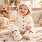 SoftKnit – Warm & niedlich – Gestrickter Baby-Strampler mit Kapuze