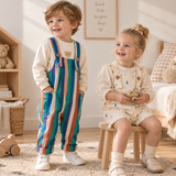 TinyStyle – Verspielt & bequem – Kinder-Latzhose mit Aufdruck