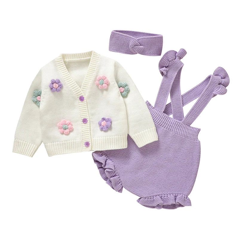 FloraKnit – Weich & niedlich – Baby-Outfit mit Strickjacke, Latzhose und Haarband
