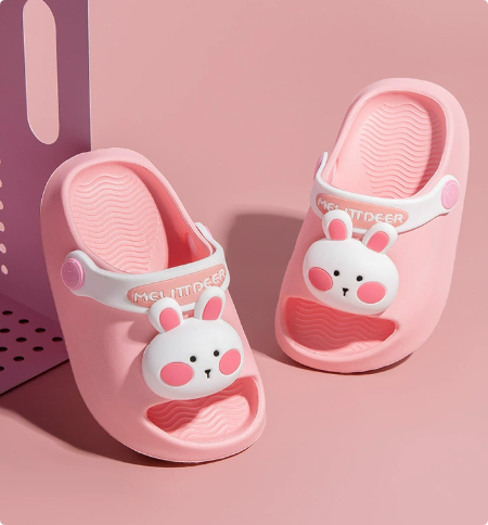 Mini Fashion – Fröhlich & sicher – Polka-Strandpantoffeln