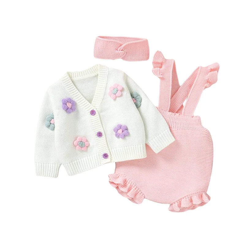 FloraKnit – Weich & niedlich – Baby-Outfit mit Strickjacke, Latzhose und Haarband