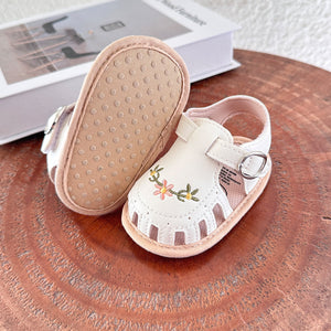 TinyPetals – Komfort & Stil – Babysandalen mit Blumenstickerei