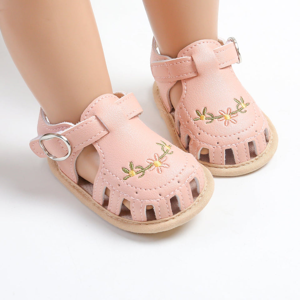 TinyPetals – Komfort & Stil – Babysandalen mit Blumenstickerei
