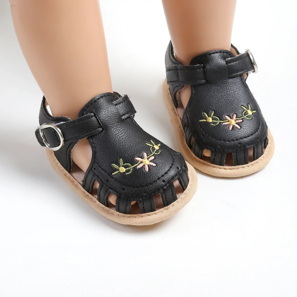TinyPetals – Komfort & Stil – Babysandalen mit Blumenstickerei