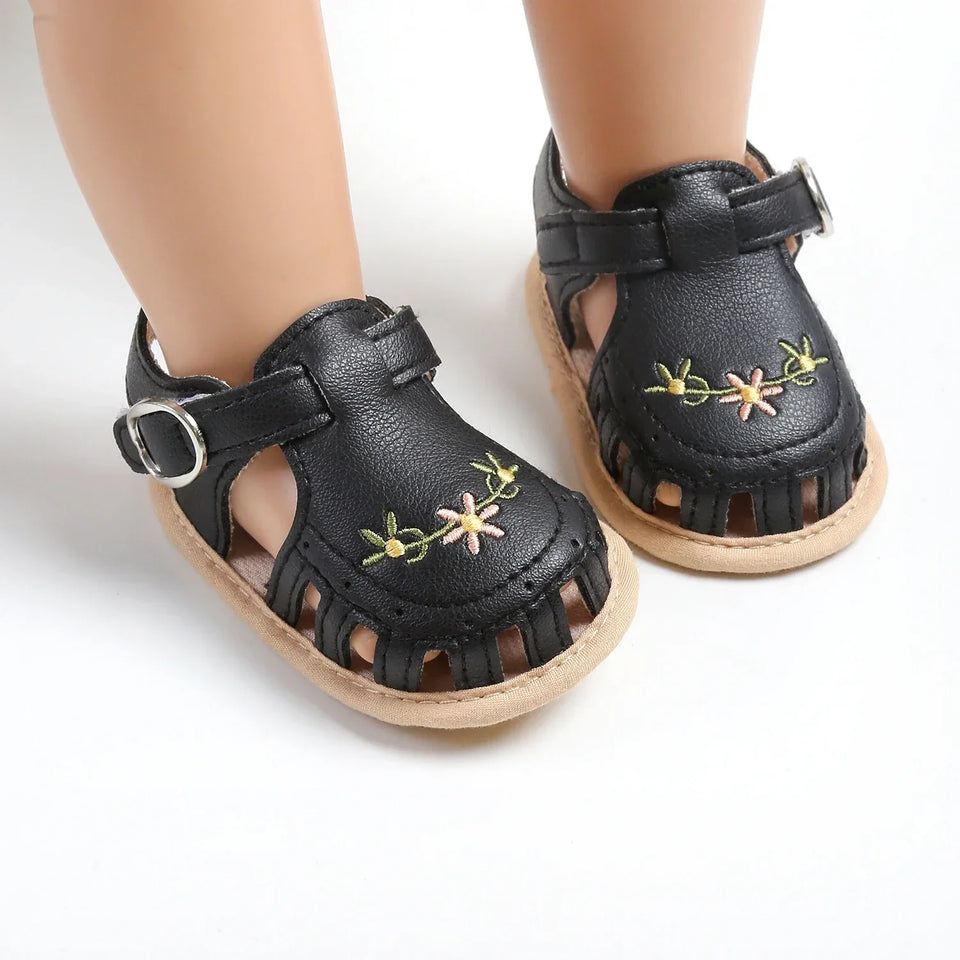 TinyPetals – Komfort og stil – Babysandaler med blomsterbroderi