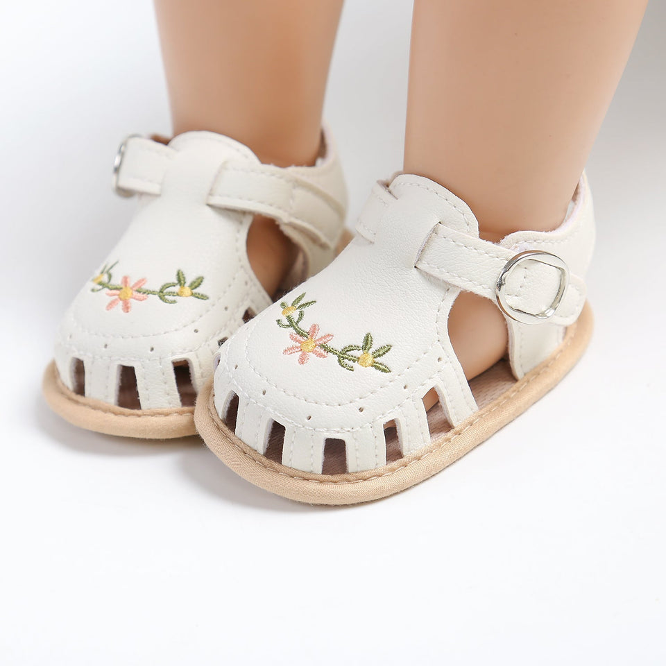 TinyPetals – Komfort & Stil – Babysandalen mit Blumenstickerei