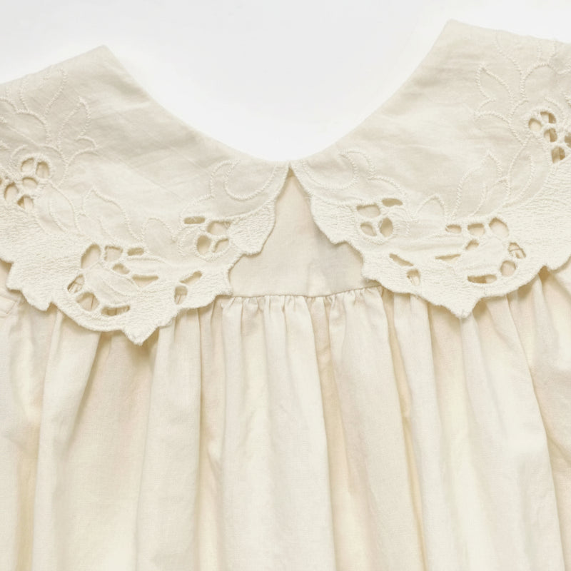Sleeveless Dress – Elegant & bequem – Kleid mit Spitzenkragen