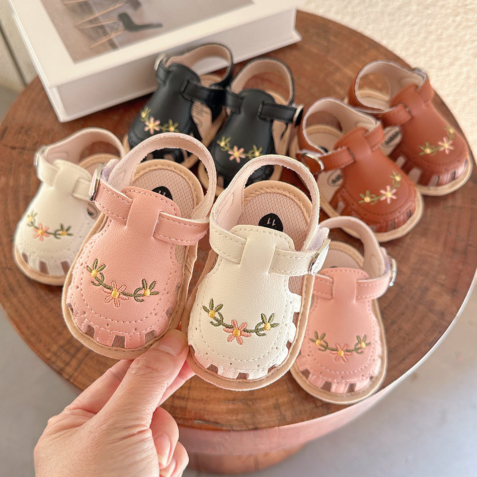 TinyPetals – Komfort & Stil – Babysandalen mit Blumenstickerei