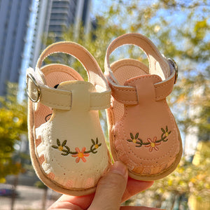 TinyPetals – Komfort & Stil – Babysandalen mit Blumenstickerei