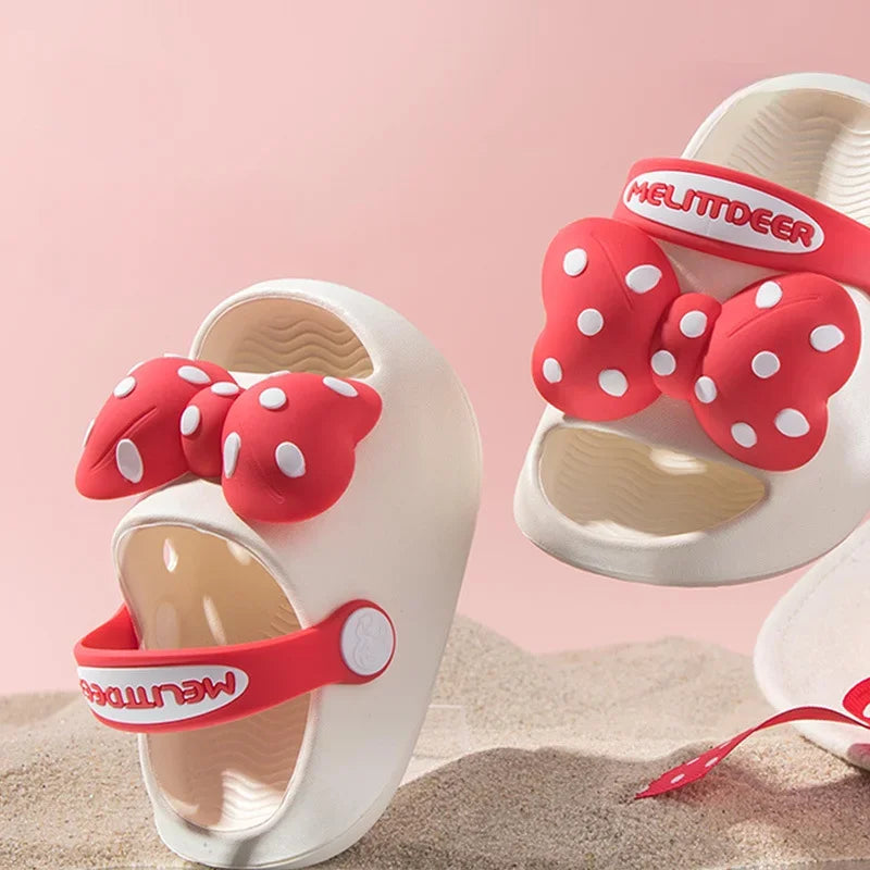 Mini Fashion – Fröhlich & sicher – Polka-Strandpantoffeln