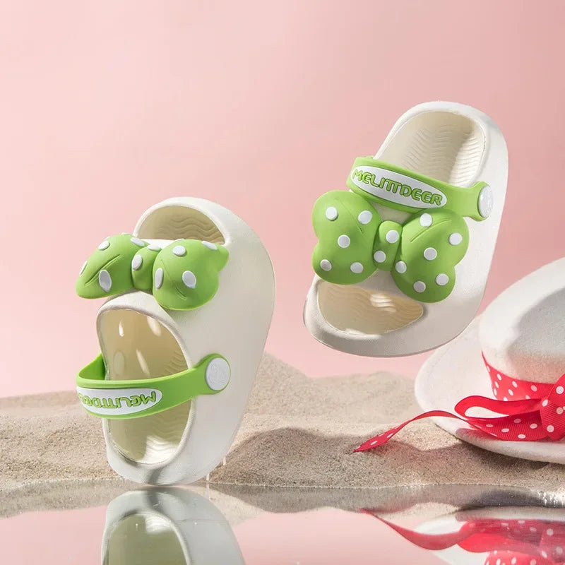 Mini Fashion – Fröhlich & sicher – Polka-Strandpantoffeln