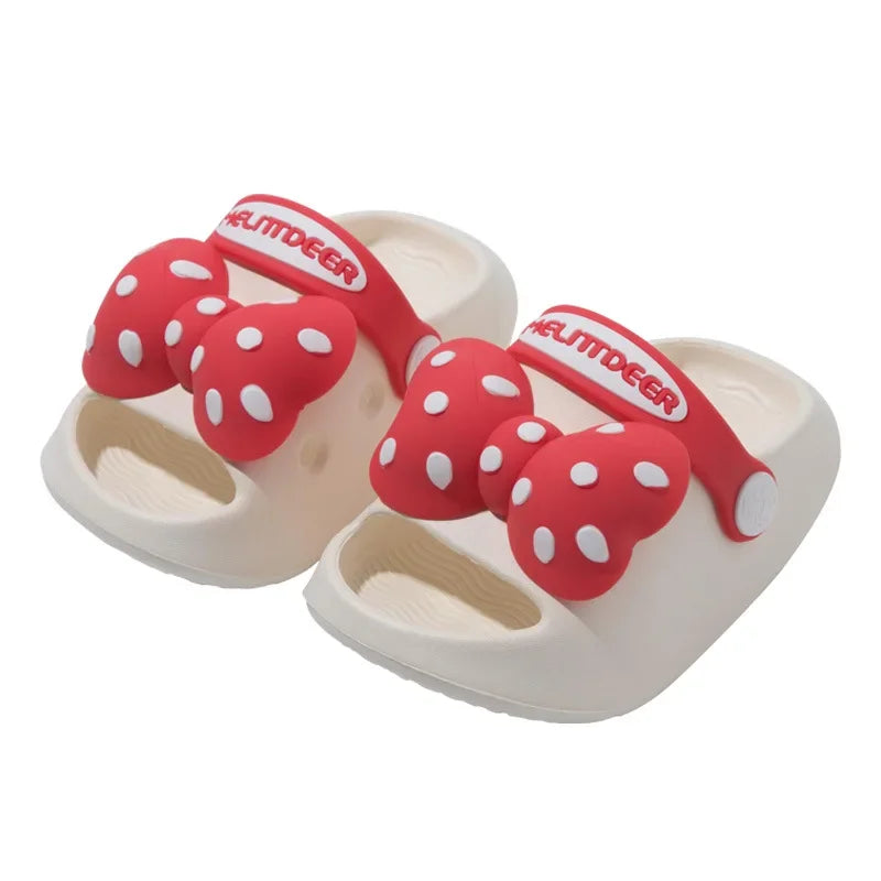 Mini Fashion – Fröhlich & sicher – Polka-Strandpantoffeln