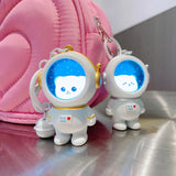 Glowing Astronaut Charm – Niedlich & Leuchtend – Astronauten-Taschenanhänger