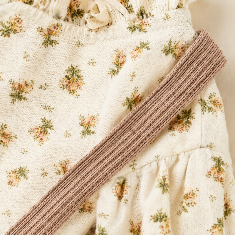 SweetPea – Babypige-outfit med flæser og blomsterprint